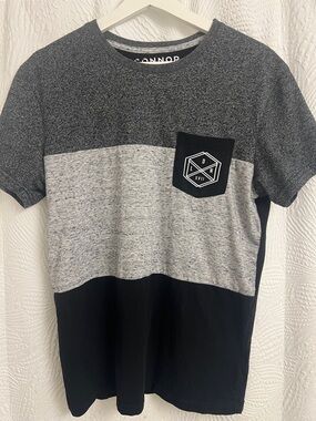 CONNOR Men’s Short Sleeve Colorblock Tee - Charcoal/Light Gray/Black